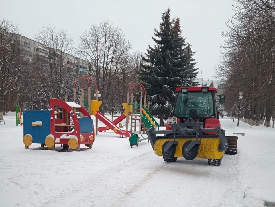 В парках и скверах Курска проводятся работы по расчистке пешеходных дорожек.
