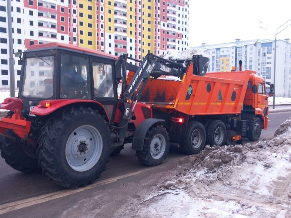В Курске продолжается уборка автомобильных дорог.
