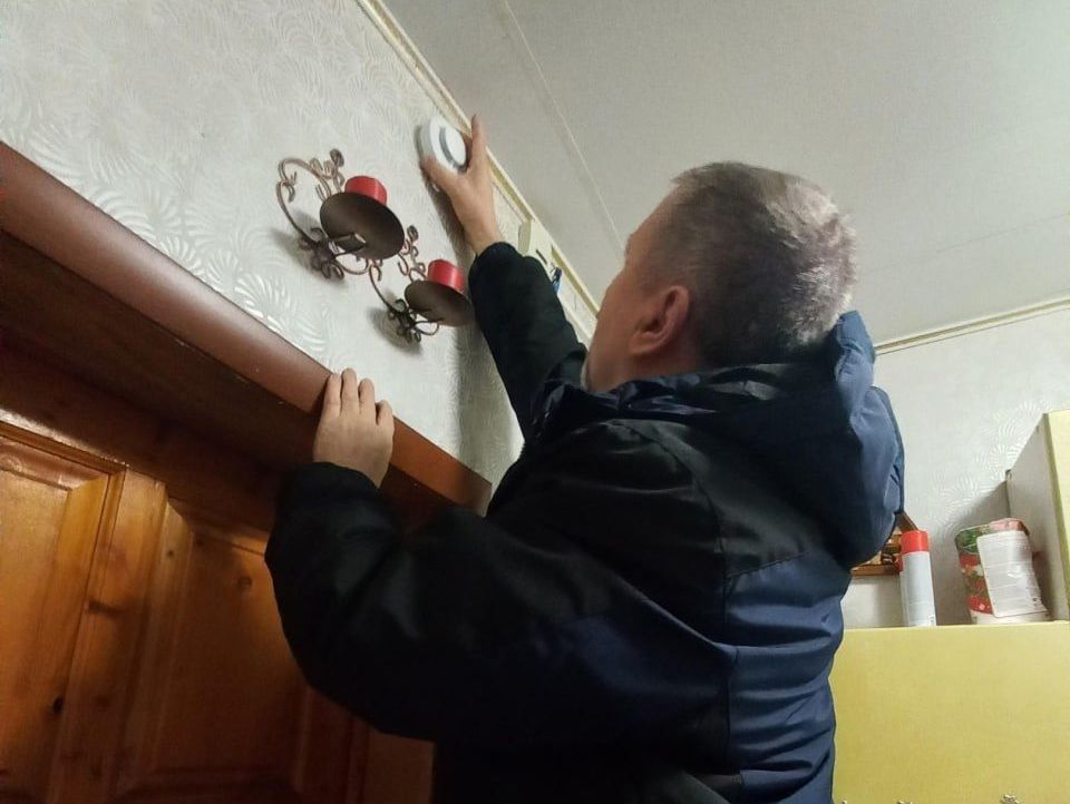 В Курске продолжается работа по бесплатной установке автономных пожарных извещателей в домах многодетных семей и одиноких престарелых граждан.