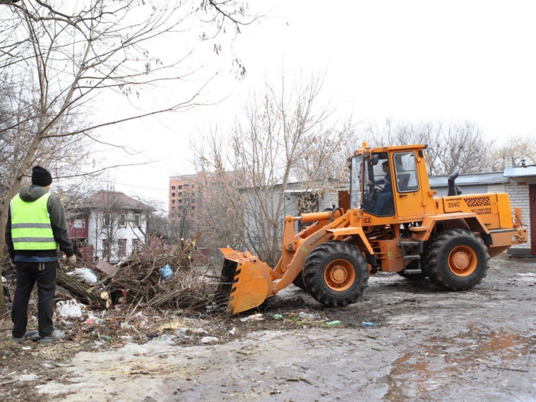 Коммунальные и дорожные службы, а также ресурсоснабжающие организации продолжают убирать город после зимы.