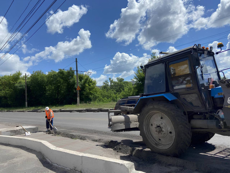 В Курске ремонтируют дорогу на улице Красный Октябрь.