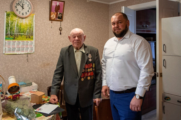 В преддверии 80-летия победы в Курской битве заместитель главы поздравил ветерана.