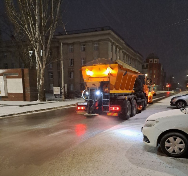 Сегодня 65 дорожных рабочих и 63 единицы техники будут убирать город от снега. Об этом сообщили в комитете дорожного хозяйства.