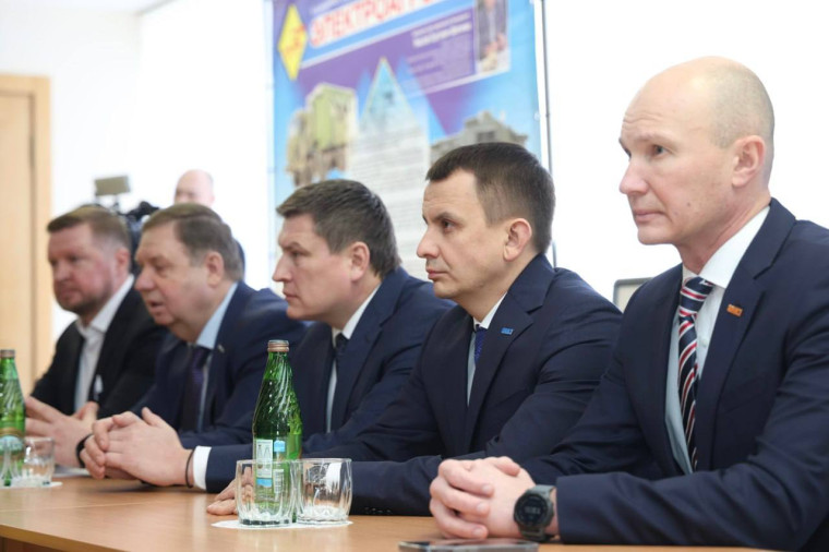 Вместе с главным федеральным инспектором по Курской области Денисом Барченковым и коллегами осмотрел цеха предприятия «Электроагрегат».