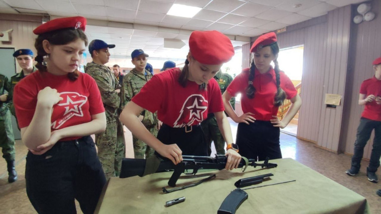 В региональном отделении ДОСААФ России по Курской области состоялись военно-спортивные соревнования «Юный стрелок ДОСААФ».