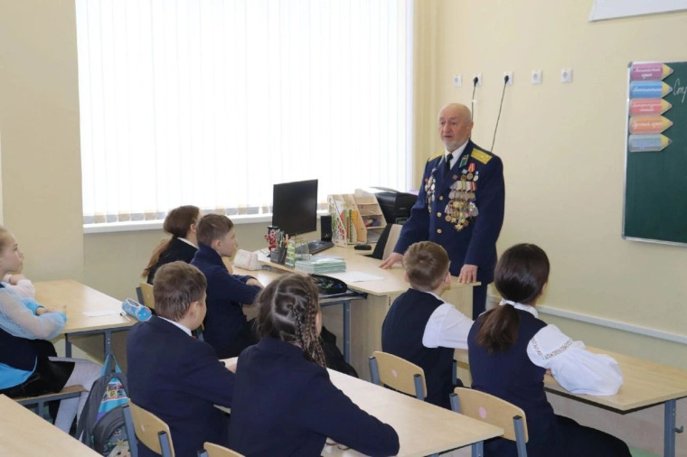 В гимназии № 63 «Академия успеха» состоялась вторая встреча ветеранов военной службы, боевых действий и участников СВО со школьниками.