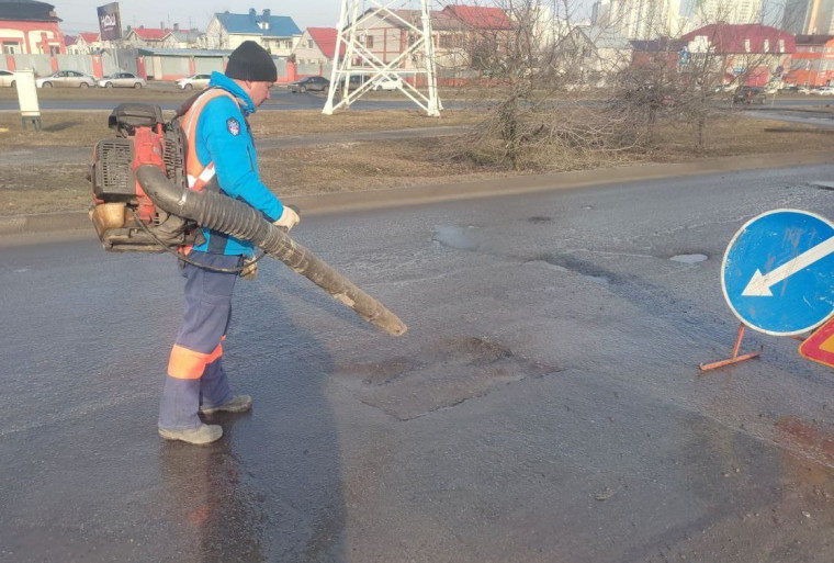 В Курске начался ямочный ремонт дорог.