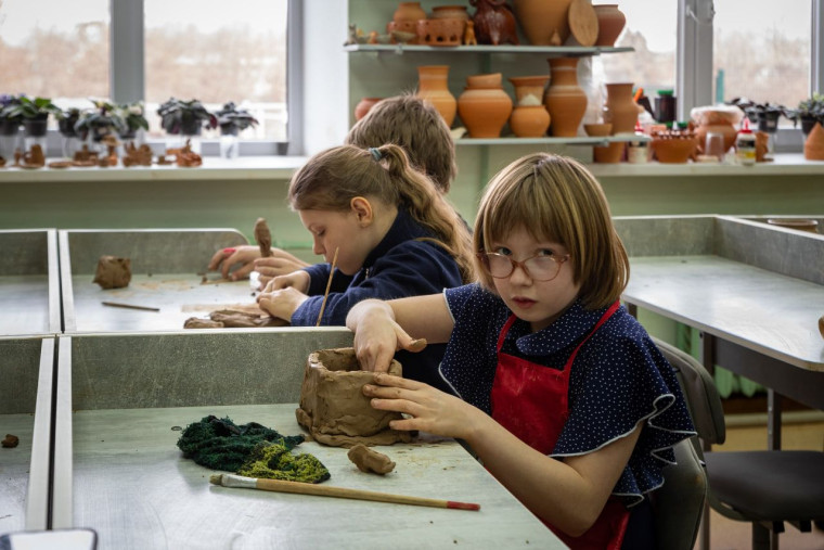 В курской школе № 16 состоялся мастер-класс по изготовлению кожлянской игрушки.