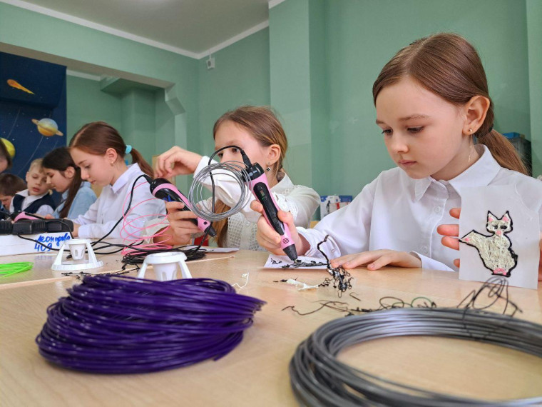 В школе № 58 имени М. Овсянникова прошли соревнования по моделированию 3D-ручкой «ВеЗДеход».