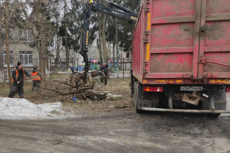 В Курске продолжается уборка города после зимы.