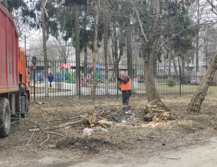 В Курске продолжается уборка города после зимы.