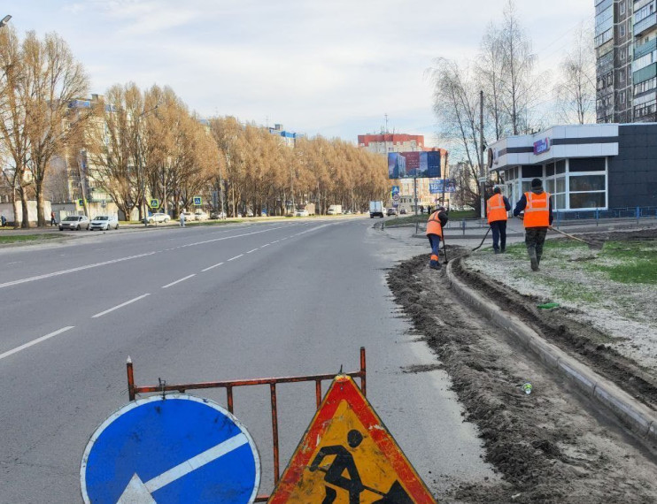 В Курске продолжается уборка городской дорожной инфраструктуры.