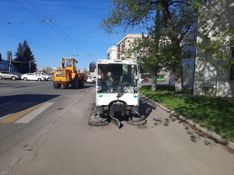 В Курске продолжается работа по уборке объектов дорожной инфраструктуры.