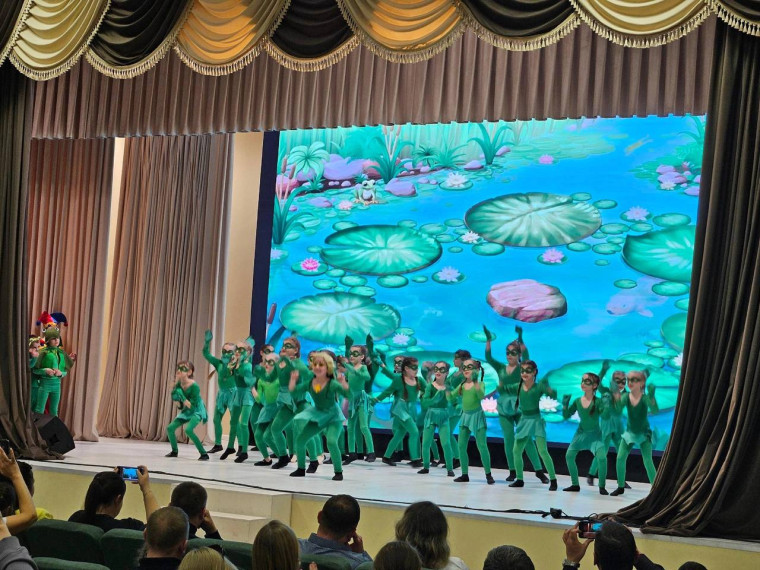 В гимназии № 63 в рамках Года семьи проходила неделя театральных постановок «Открытый занавес».