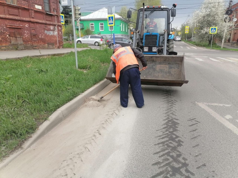 В Курске продолжается уборка дорог.