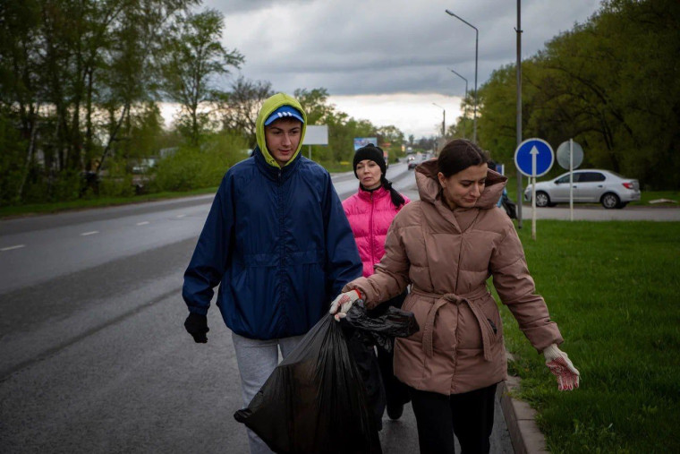 Сотрудники администрации города Курска, подведомственных учреждений и ресурсоснабжающих организаций вышли на уборку улиц.