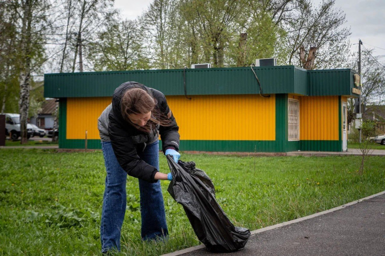 От мусора убирают улицу Ильича.