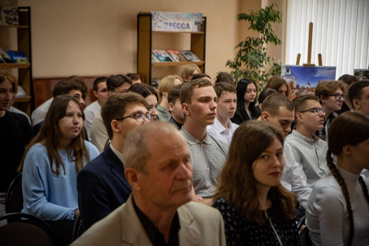 В Курске студенты встретились с участниками СВО и волонтёрами.