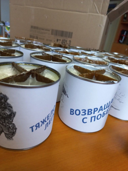 Юнармейский отряд Курского государственного университета «Гвардия Отечества» продолжает делать свечи для участников СВО.