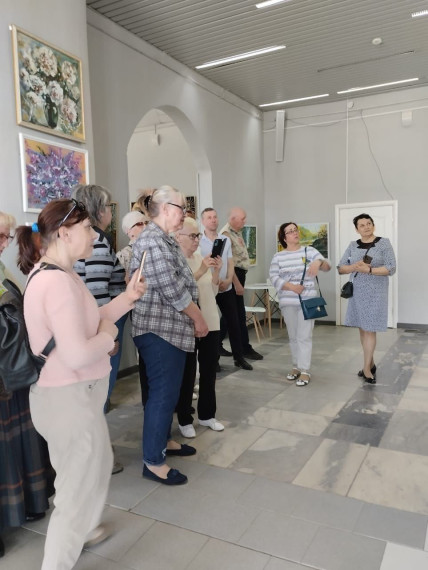Участники проекта «Курское долголетие» посетили выставку произведений от городского культурного центра «Лира».