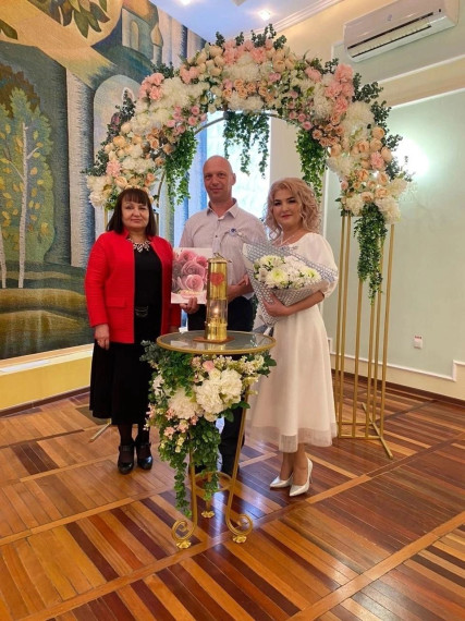 В зале торжеств управления ЗАГС администрации Центрального округа города Курска провели торжественный обряд «Серебряная свадьба».