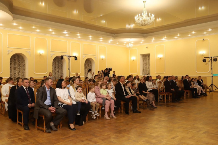 В областном центре наградили семьи города Курска.
