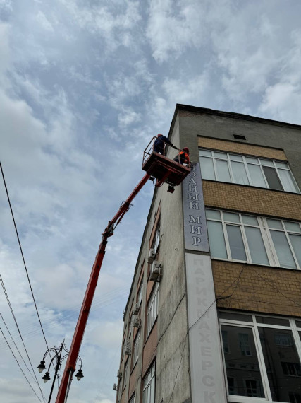 В Курске продолжается демонтаж рекламных конструкций.