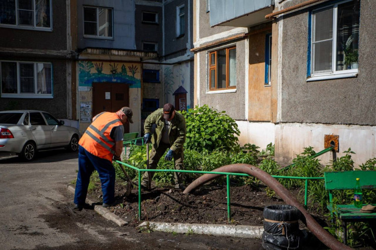 По поручению врио губернатора Алексея Смирнова (https://t.me/gubernator_46) лично проверил ход работ по устранению последствий ливня и града 17 мая.