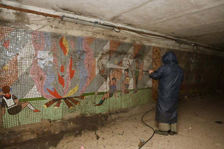 В подземном переходе на улице Черняховского подрядчик моет настенную мозаику.