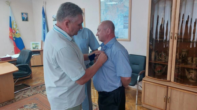 Глава администрации Сеймского округа Олег Васильев вручил медаль «Отец солдата».