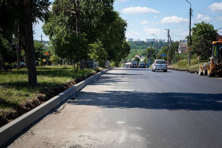 В Курске ремонтируют автомобильную дорогу на улице Фрунзе.